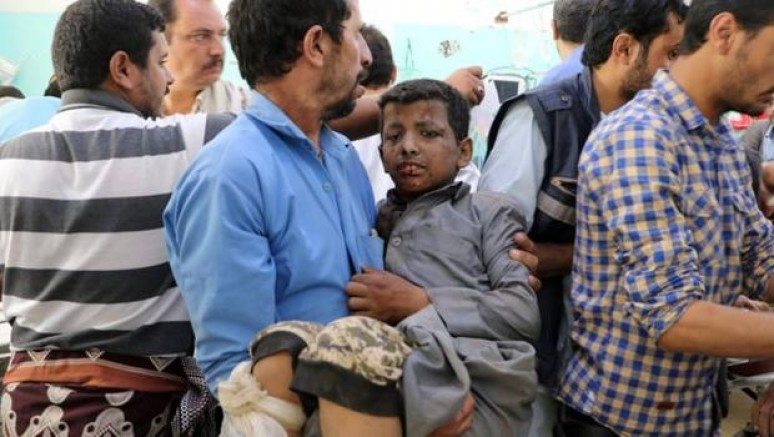Yemen`de Suudi hava saldırısında çocuklarla dolu otobüs vuruldu