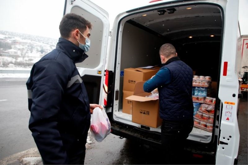 Kocaeli Büyükşehir’den TIR şoförlerine kumanya 