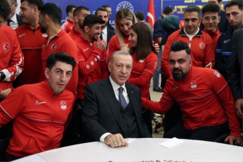 Cumhurbaşkanı Erdoğan sporun yıldızlarıyla buluştu