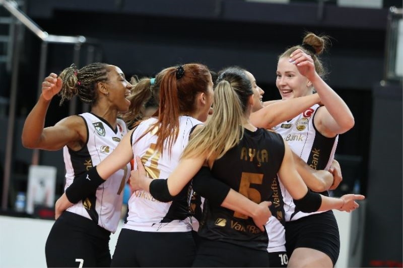 Lider VakıfBank sezonu galibiyetle kapattı