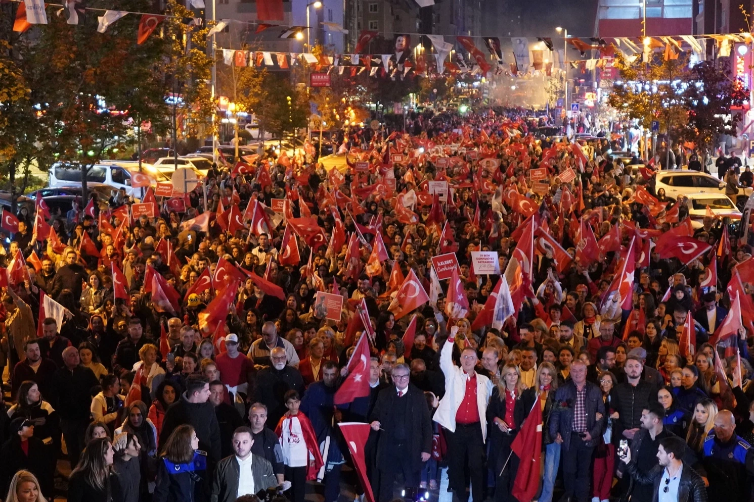 Beylikdüzü Cumhuriyet’in ilanının 101. yılını coşkuyla kutladı