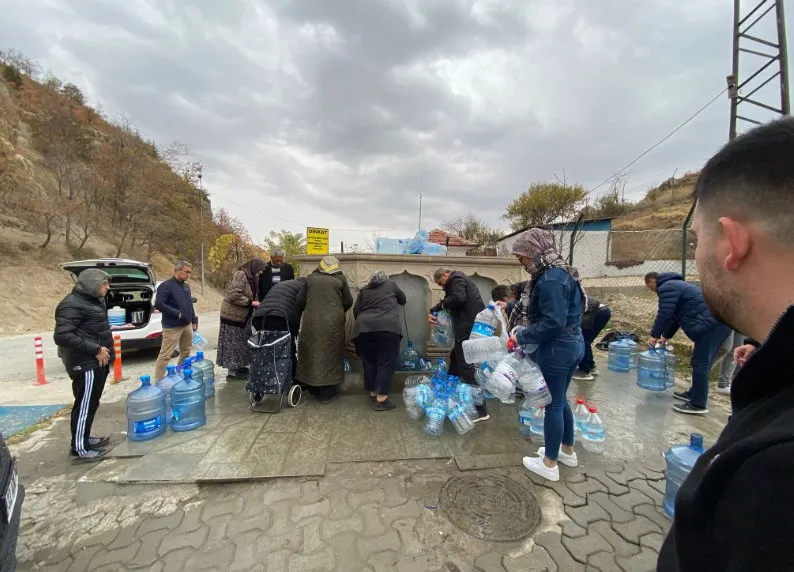 Isparta Halkı Çamurlu ve Kirli Sular Nedeniyle Yeni Bir Günlük Rutin Kazandı