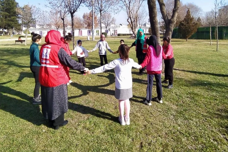 Türk Kızılay depremzede çocukların yanında