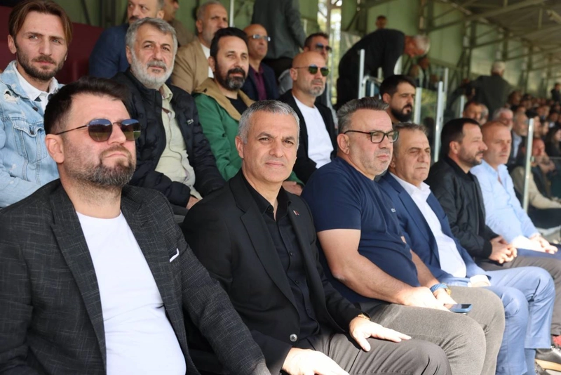 Yomra Belediye Başkanı Mustafa Bıyık, Çaykaraspor-Yomraspor Maçında Takımı Destekledi