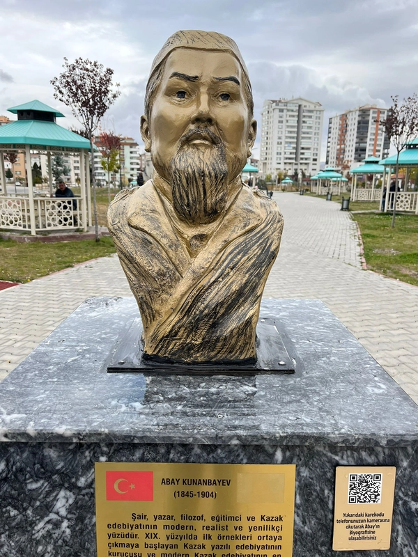 Abay Kunanbayev Büstü Restorasyon Sonrası Yerine Yerleştirildi