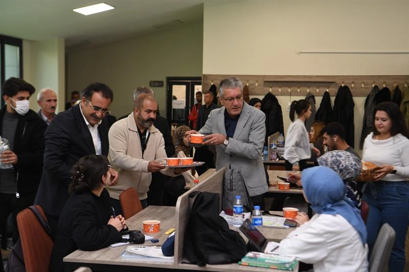 Muş Belediye Eşbaşkanı Sırrı Söylemez, Gençlerle Sabah Sohbetinde Buluştu