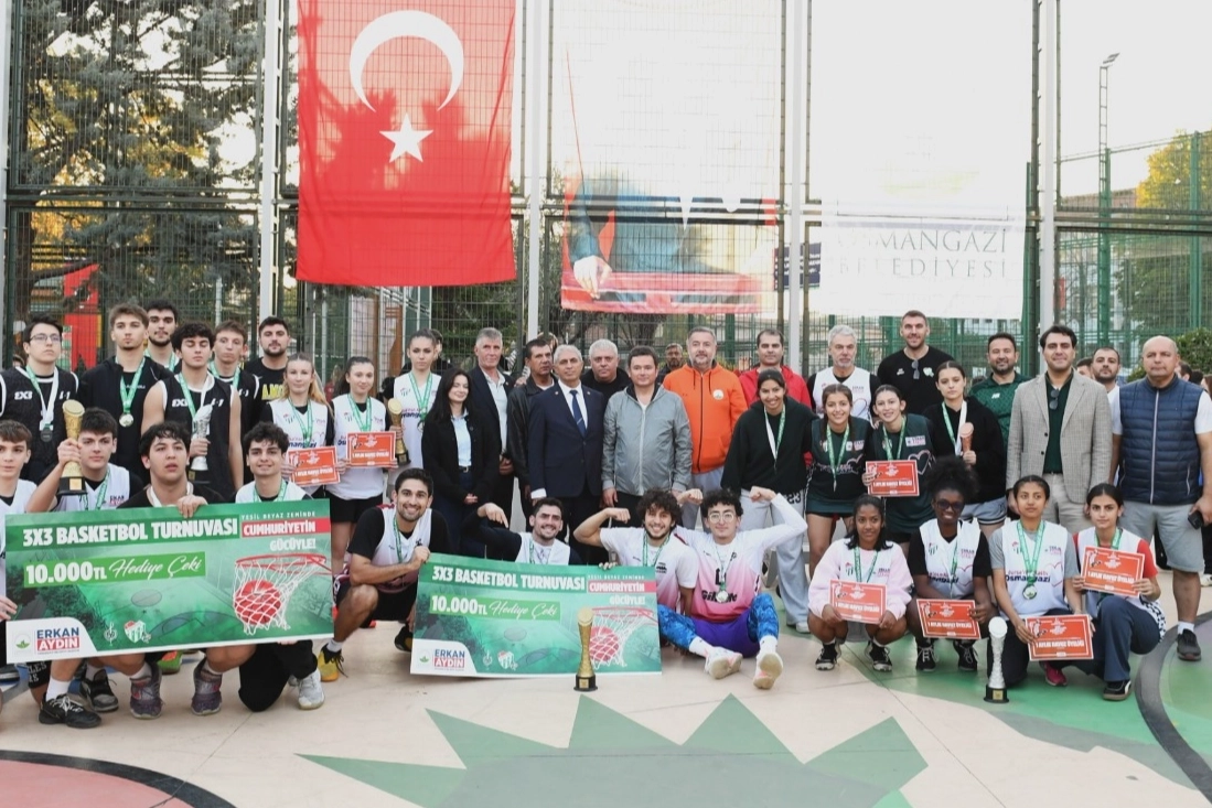 Bursa Osmangazi’de basketler Cumhuriyet için atıldı