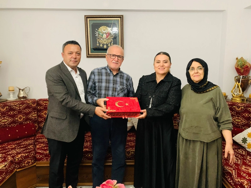 İzmit Belediyesi Kıbrıs Gazilerini Evlerinde Ziyaret Etti