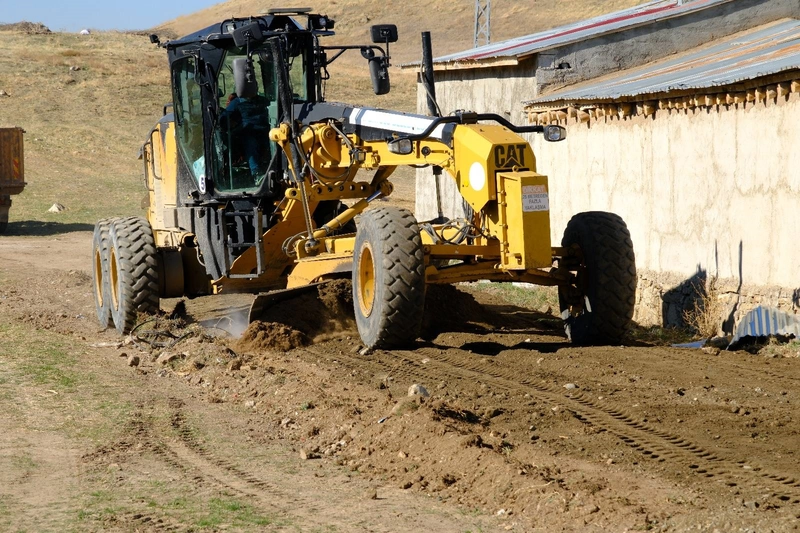 İpekyolu Belediyesi Kırsal Yol Çalışmalarıyla Çiftçiye Destek Oluyor