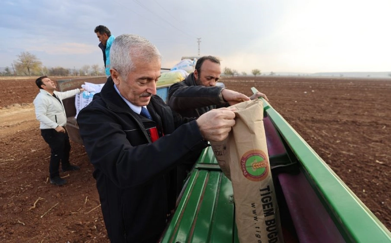Şahinbey Belediye Başkanı Çiftçilerle Birlikte Tohum Ekti