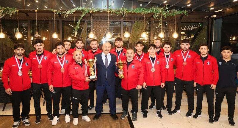 Gebze Belediye Başkanı Büyükgöz, Güreş Takımının Şampiyonluk Başarısını Kutladı