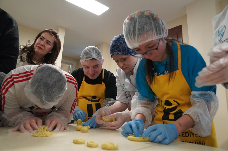 Özel Bireyler ve Lise Öğrencileri Kurabiye Atölyesinde Buluştu
