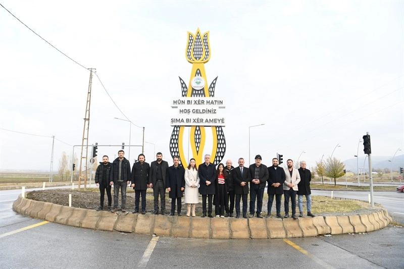 Muş Belediyesi Eşbaşkanı Sırrı Söylemez, Çok Dilli Karşılama Totemlerini İnceledi