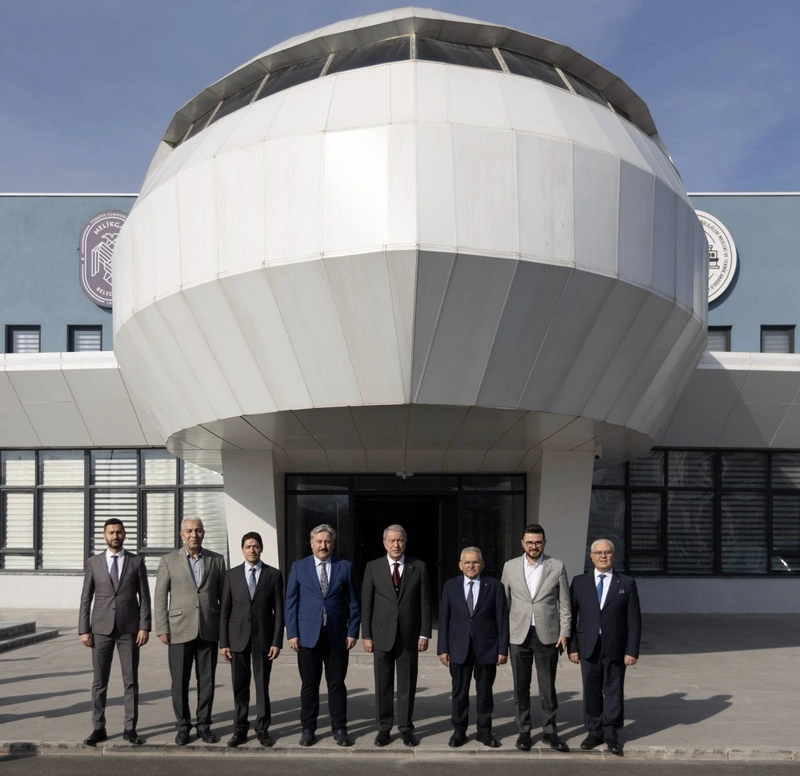 Kayseri Büyükşehir Belediye Başkanı Büyükkılıç, Savunma Sanayi ve Eğitim Temaslarında Bulundu