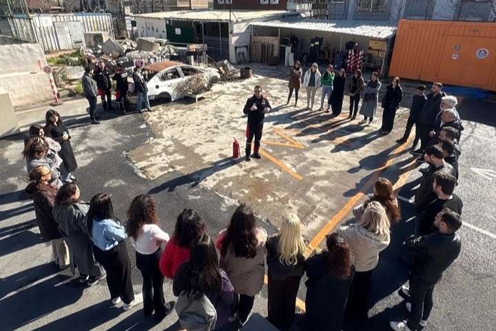İstanbul Maltepe'de öğretmenlere yangın müdahale eğitimi verildi