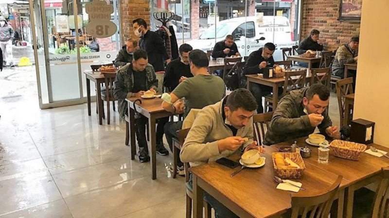 49 günlük aranın ardından kafe ve restoranlar bu sabah birer birer açılmaya başladı