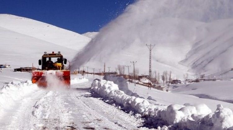 765 köy yolu ulaşıma kapandı