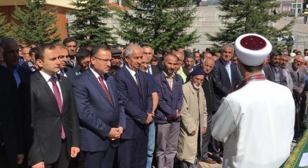 Adalet Bakanı Bekir Bozdağ, akrabasının cenaze namazına katıldı