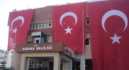 Adana Valiliği bayraklarla donatıldı