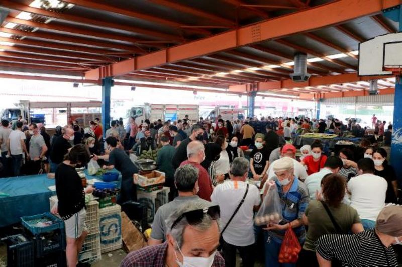 Adana`da semt pazarlarına akın oldu, tedbirler hiçe sayıldı