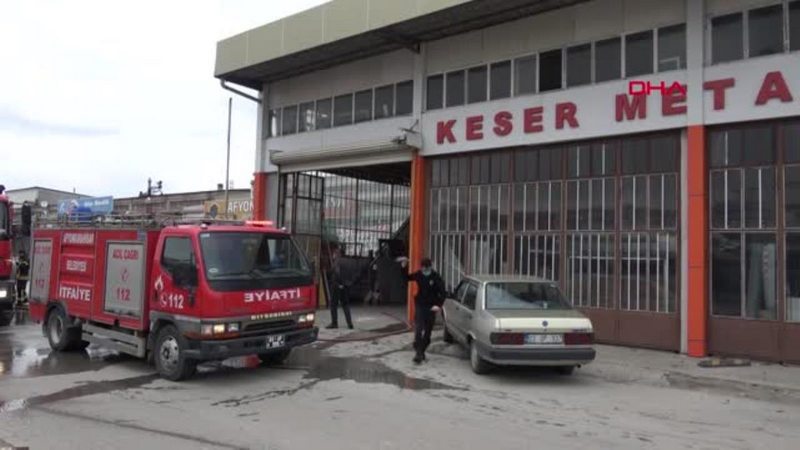 AFYON 4 İŞ YERİ YANMAKTAN SON ANDA KURTARILDI, ÇALIŞANLARIN PANİK ANI KAMERAYA YANSIDI