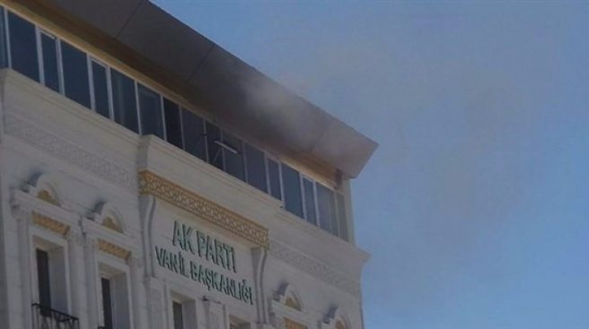 AK Parti il binasında yangın!