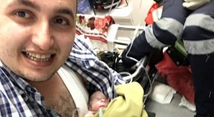 Ambulansta doğum yapan kadının bebeği doktorun vücut ısısıyla hayatta kaldı
