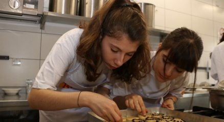 Anadolu Üniversitesi öğrencileri mutfakta hünerlerini sergiledi