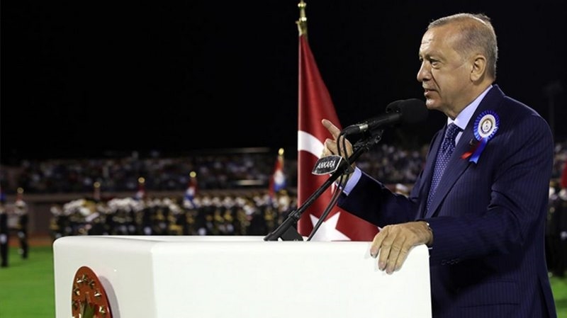 Ankara`daki törene Cumhurbaşkanı Erdoğan`ın subaylara okuduğu şiir damga vurdu: Şu kopan fırtına Türk ordusudur yâ Rabbi