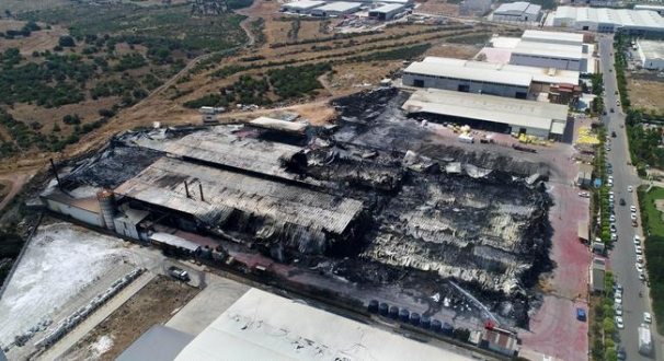 Antalya`da yanan fabrikayı soğutma çalışmaları devam ediyor