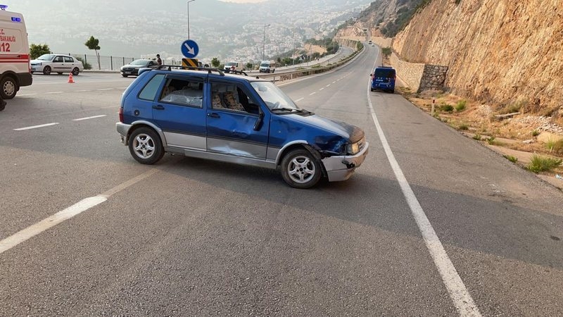 Antalya`da otomobil ile motosiklet çarpıştı: 2 yaralı