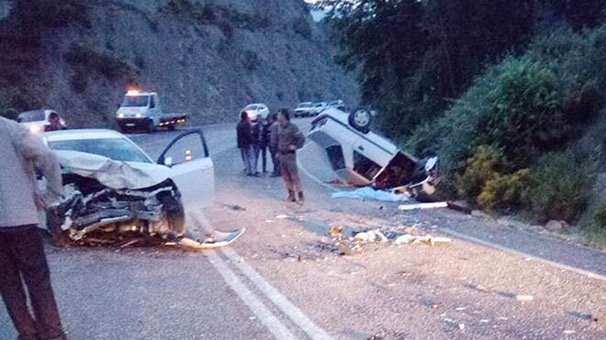 Antalya`da otomobiller kafa kafaya çarpıştı
