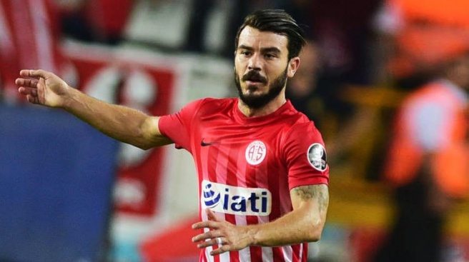 Antalyaspor`da iki ismin sözleşmesi uzatıldı!