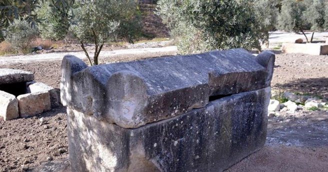 Antik mezarda kazı yaparken yakalandılar