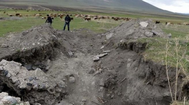 Ardahan`da boş arazide insan kemikleri bulundu