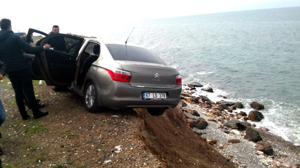 Askıda kalan otomobili vatandaşlar tuttu