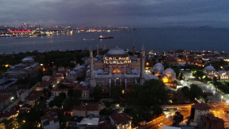 AYASOFYA CAMİİ`NDE KADİR GECESİ`NDE `LA İLAHE İLLALLAH` MAHYASI YAKILDI- Havadan görüntülerle