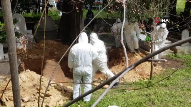 Aynı gün Korona virüsten ölen ikiz kız kardeşler yan yana defnedildiler