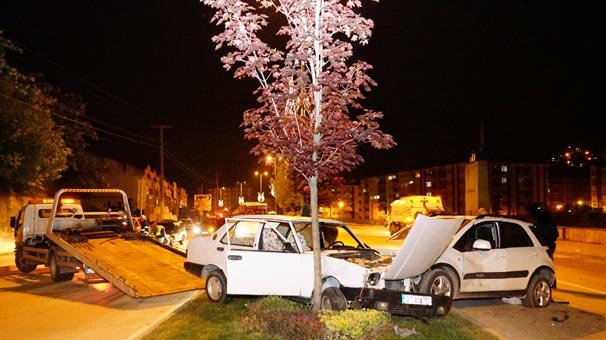 Aynı yönde giden iki araç çarpıştı: 9 yaralı