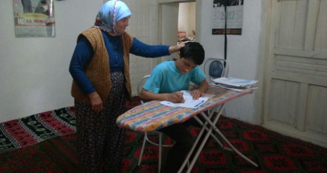 Babaannesinin Ütü Masasında TEOG?a Hazırlanan Kadir, Türkiye İkincisi Oldu