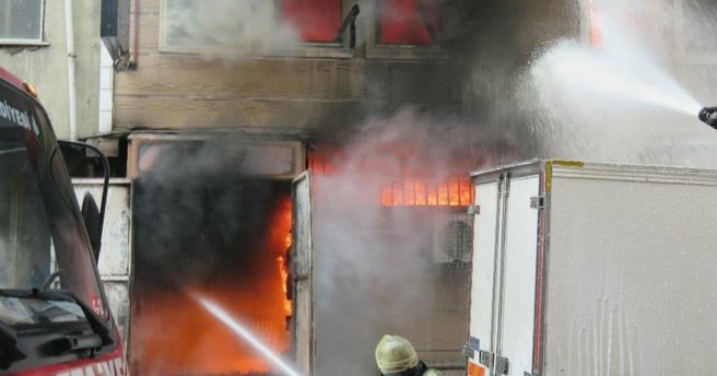 Bağcılar`da iki bina yandı