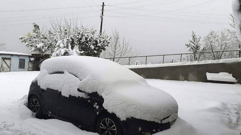 Baharın ortasında 40 santim kar yağdı, 61 mahalle yolu ulaşıma kapandı