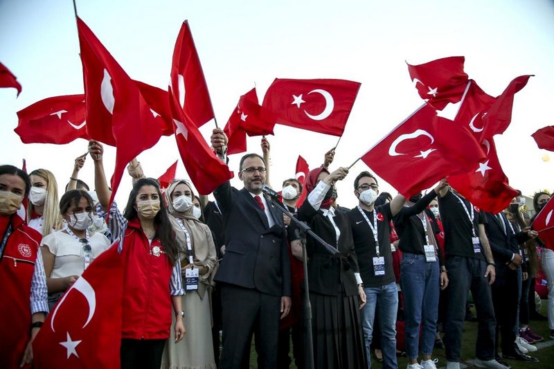 Bakan Kasapoğlu, gençler ile bir araya gelerek İstiklal Marşı`nı okudu