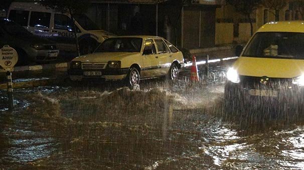 Bandırmada sağanak yağmur, caddeleri göle çevirdi