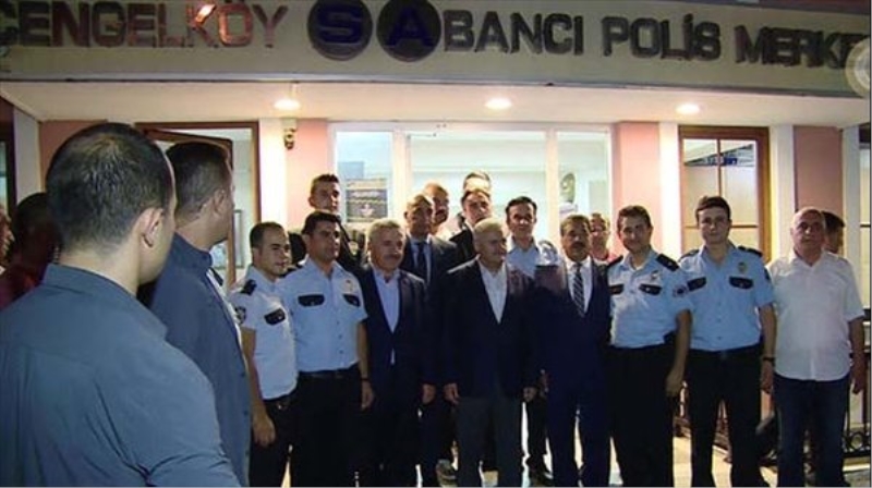 Başbakan, darbecilerin ele geçirmeye çalıştığı polis merkezini ziyaret etti