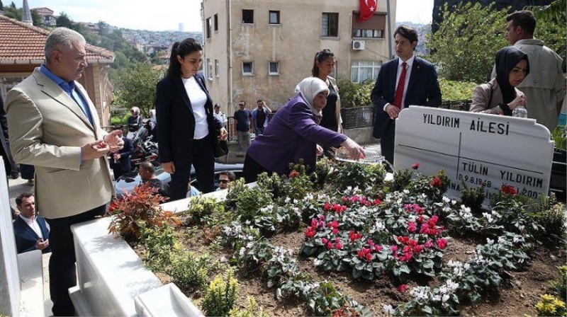 Başbakan Yıldırım'dan şehit kabirlerine ziyaret