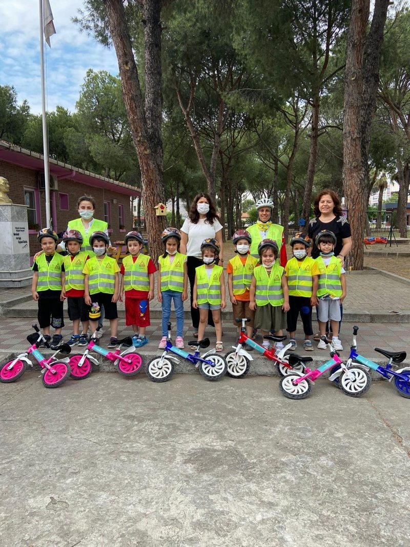 Bergama`da çocuklara bisiklet ve trafik eğitimi verildi