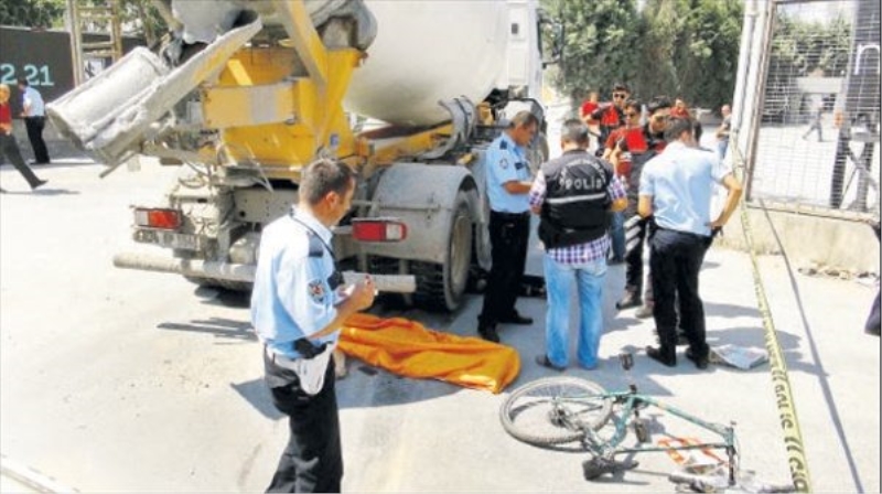 Beton mikserinin altında ezildiler