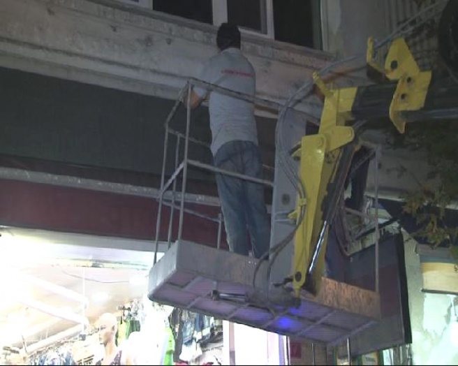 Beyoğlu?nda Gece Yarısı ?Led Işıklı Tabela? Operasyonu