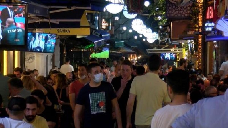 Beyoğlu`nda kafe ve restoranları dolduran turistler Euro 2020 final maçını izledi